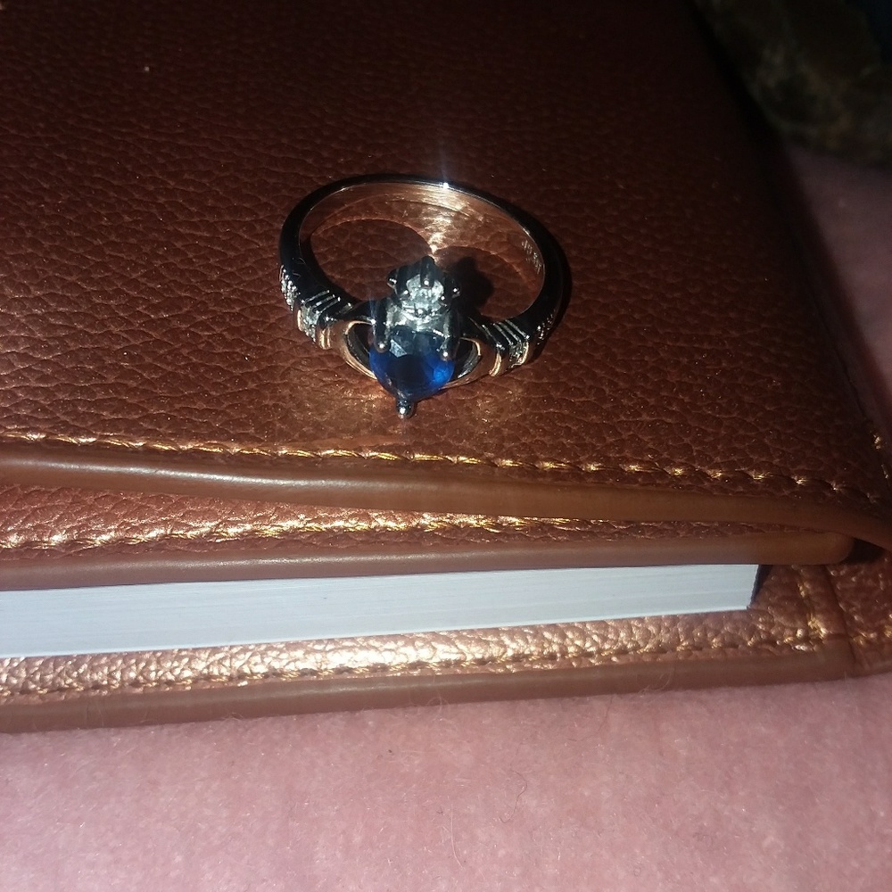 A sz 8 18 kt gp sapphire ring